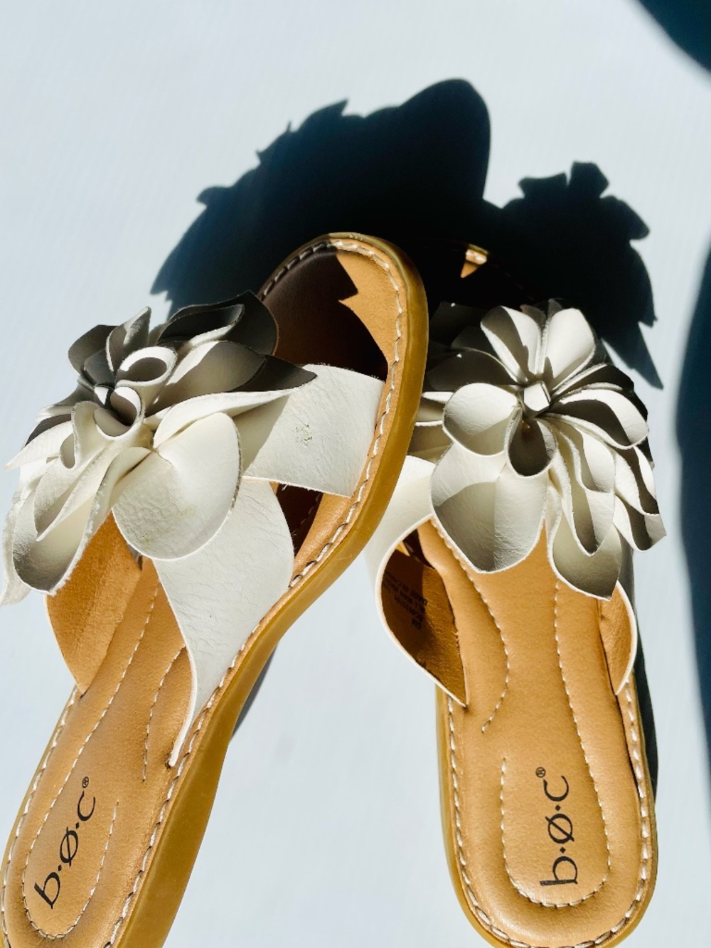 b.o.c Women's Kasia Flat White Slide Sandals, size 6M - Picture 6 of 10